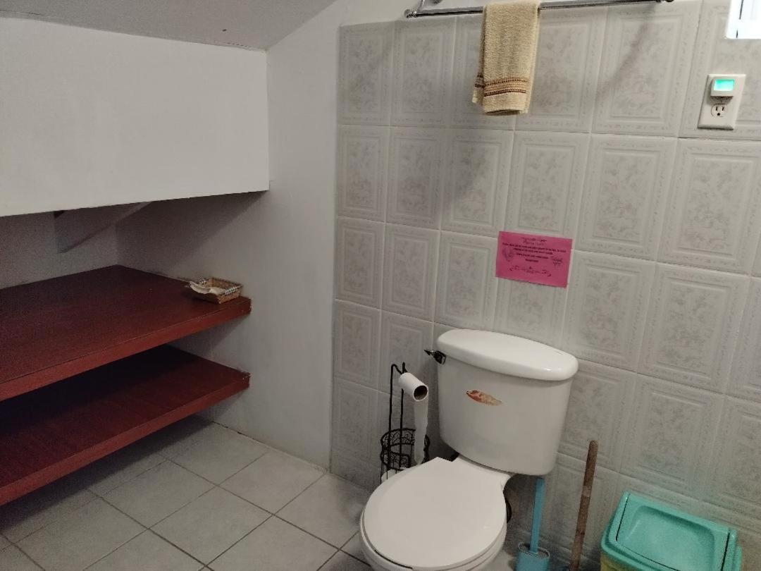The Red Hut Inn ベリーズシティ エクステリア 写真