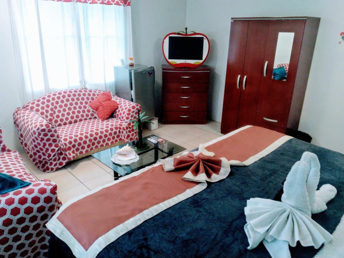 The Red Hut Inn ベリーズシティ エクステリア 写真